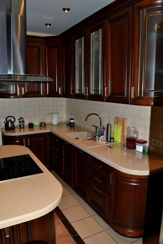 Кухня с коричневой столешницей фото Модульная угловая кухня в классическом стиле. Кухня на заказ "Фреско"