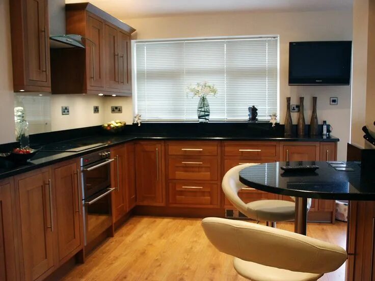 Кухня с коричневой столешницей фото Similar kitchen Black kitchens, Walnut kitchen, Kitchen cabinets