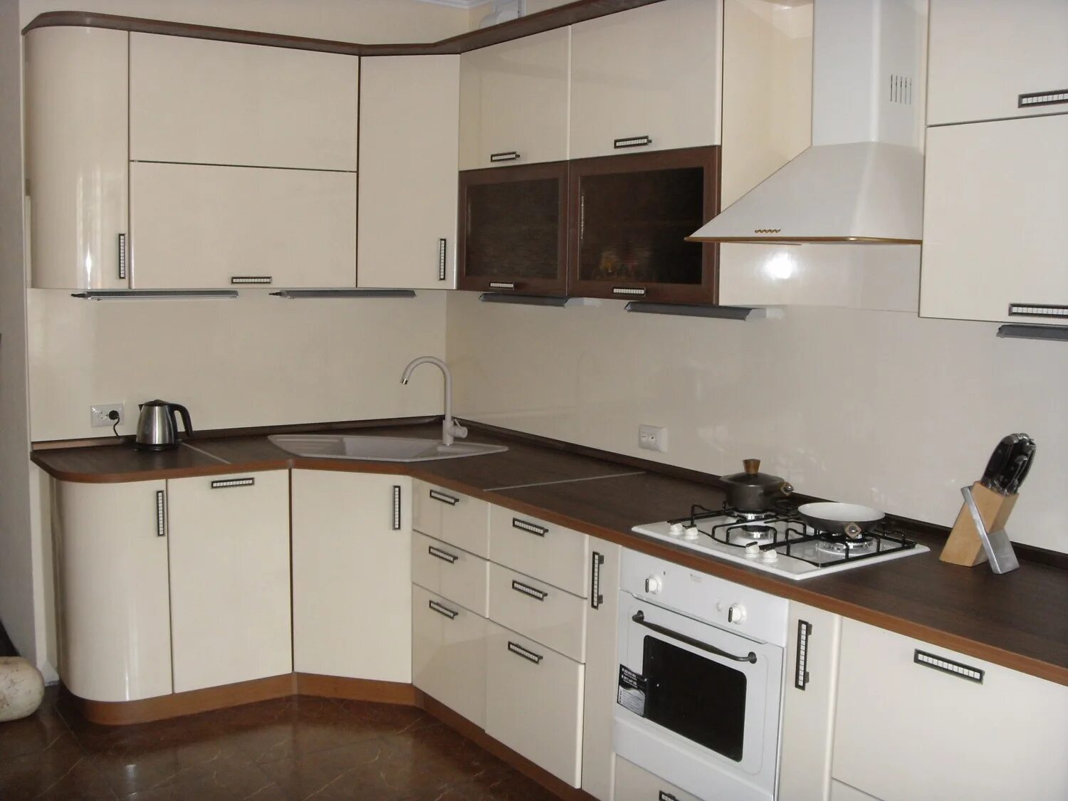 Кухня с коричневой столешницей фото Кухня с коричневой столешницей фото - DelaDom.ru