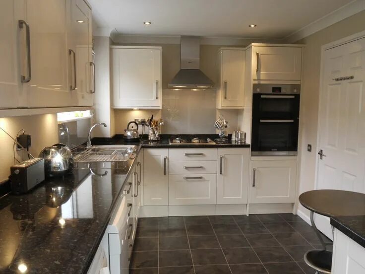 Кухня с коричневой столешницей фото Pin on interior things Trendy kitchen tile, Cream kitchen cabinets, Black and cr