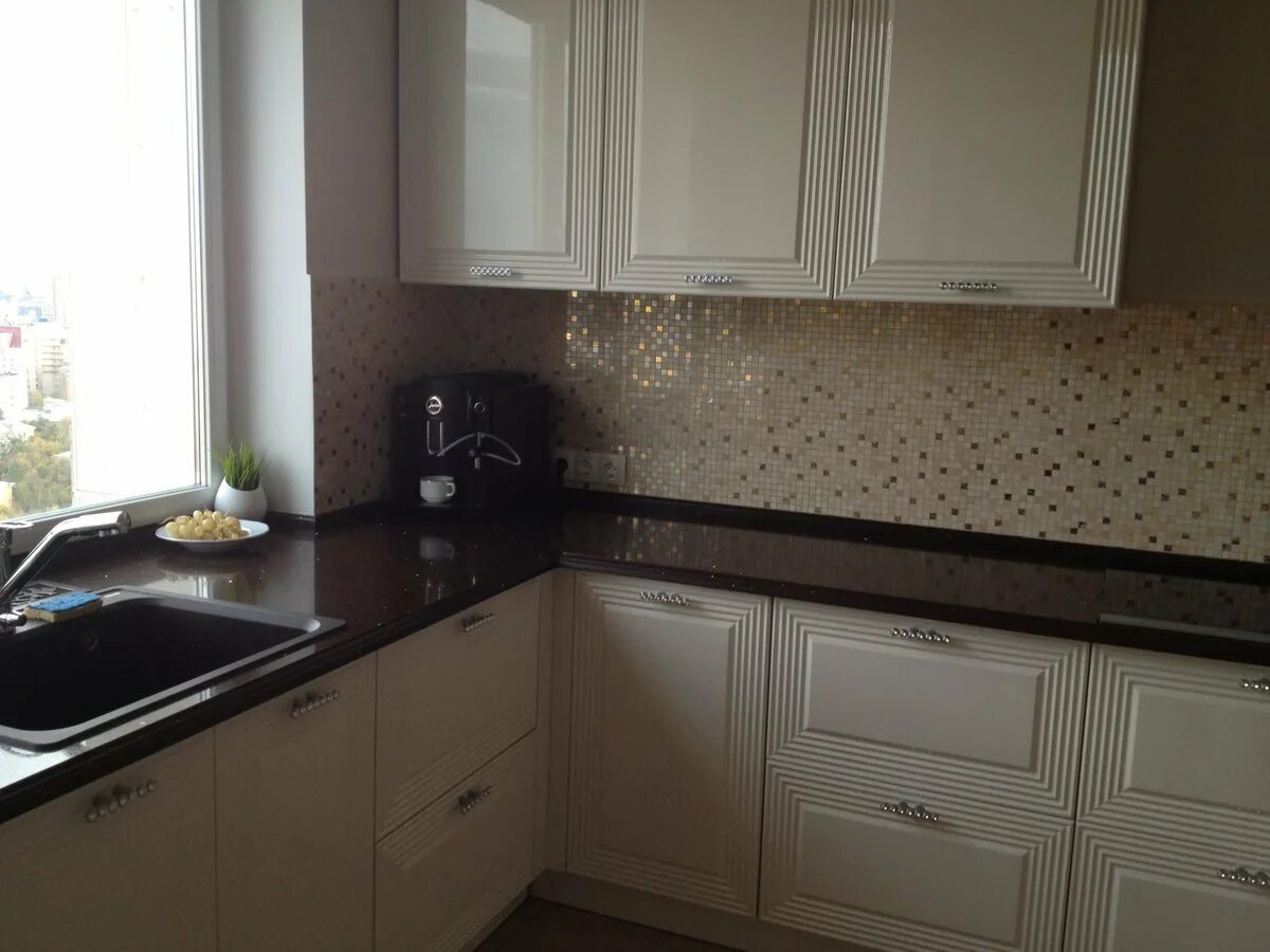 Кухня с коричневой столешницей фото Молочная кухня с темной столешницей - Гранд Проект Декор.ру