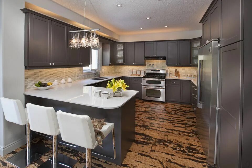 Кухня с коричневым полом фото Are Cork Floor Tiles Right for Your Kitchen? Kitchen flooring, Cork flooring, Be