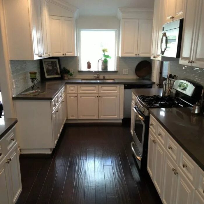 Кухня с коричневым полом фото Πως να απογειώσετε την κουζίνα σας με σκούρο πάτωμα! #design #diakosmisi #lamina