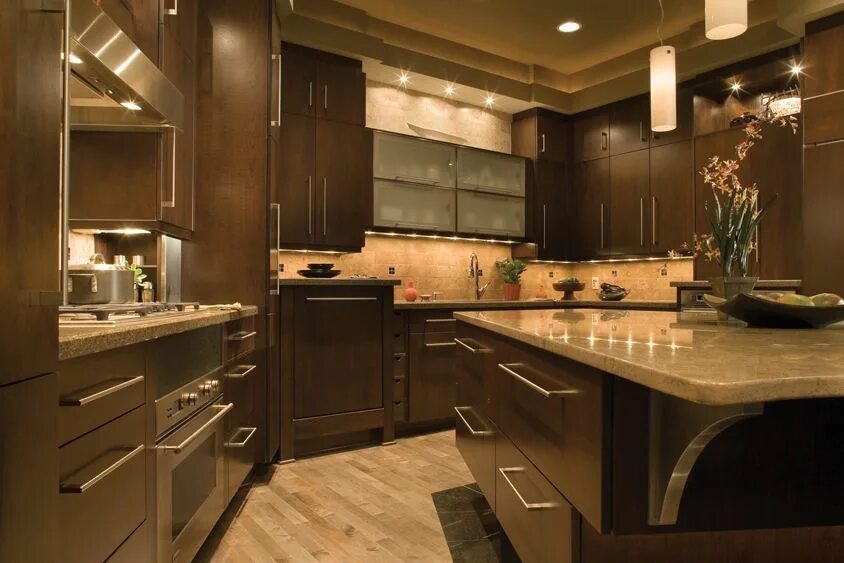 Кухня с коричневыми обоями фото Alectra Cabinetry, "Camden" door style, Cherry, Mocha finish Modern kitchen remo