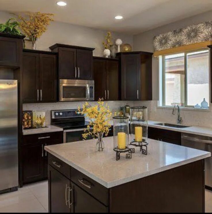 Кухня с коричневыми стенами фото Pin by Jenny Erazo on Cocinas Yellow kitchen decor, Kitchen cabinets decor, Kitc