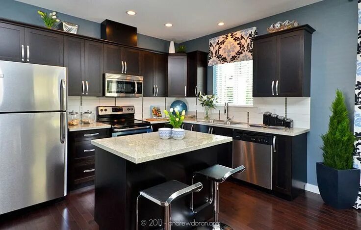 Кухня с коричневыми стенами фото Kitchen - dark cabinets, light benchtop Kitchen color dark cabinets, Kitchen des