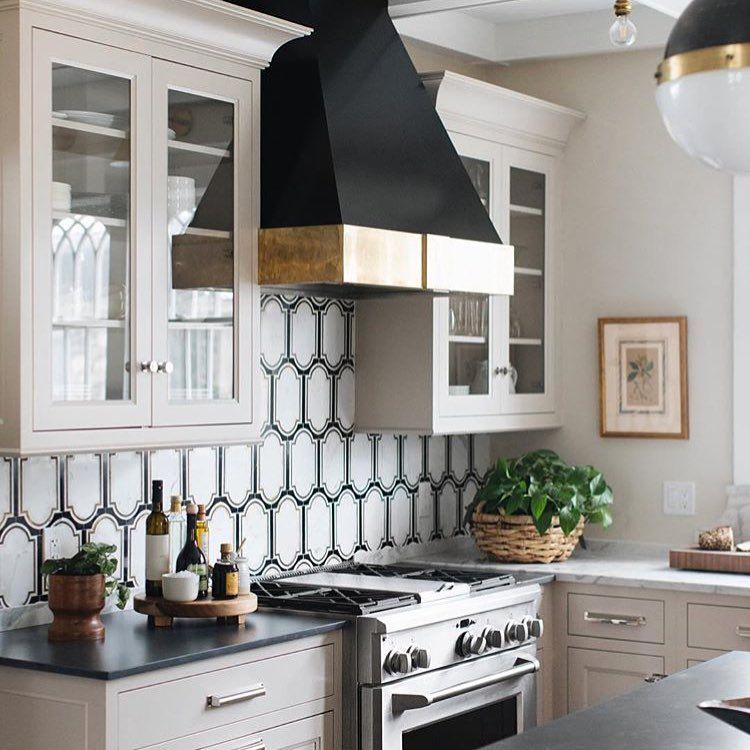 Кухня с купольной вытяжкой фото в интерьере Lookbook Kitchen design, Kitchen renovation, Gold kitchen