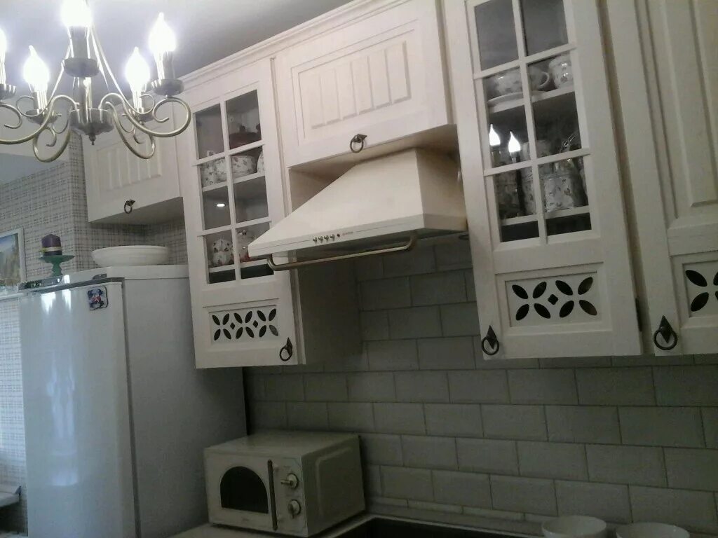 Кухня с купольной вытяжкой фото в интерьере Вытяжки в интерьере кухни фото. Вытяжка на кухне - как выбрать надежную и соврем