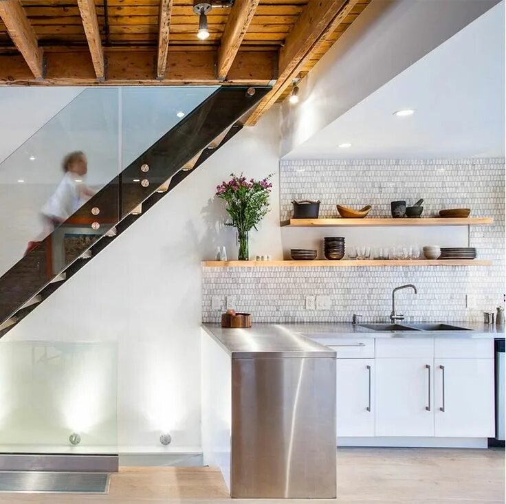 Кухня с лестницей интерьер St Clarens House / Wanda Ely Architect Kitchen decor, Kitchen layout, Modern kit