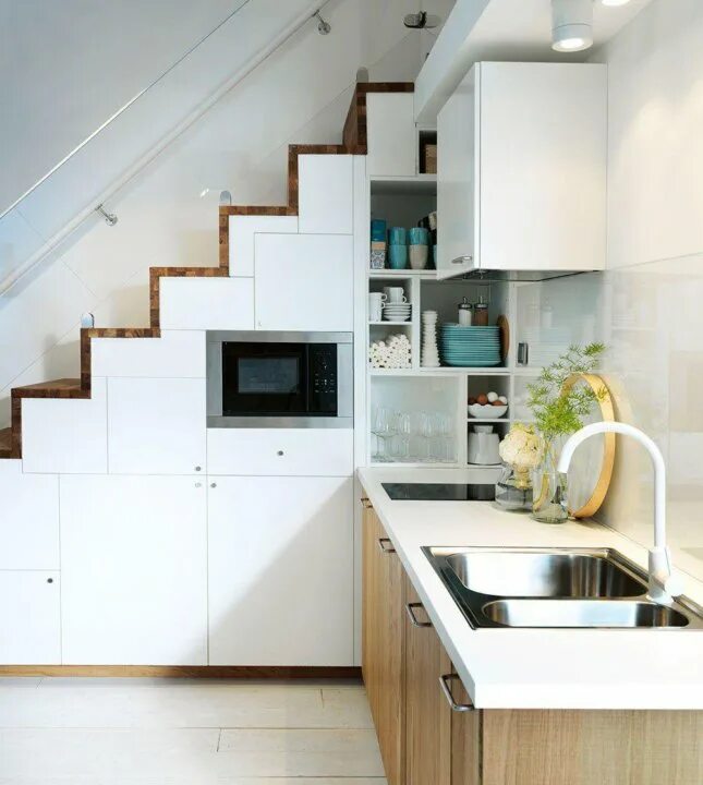 Кухня с лестницей интерьер Кухня - лестница. Кухня - шкаф - купить в Краснодаре, цена 50 000 руб., продано 