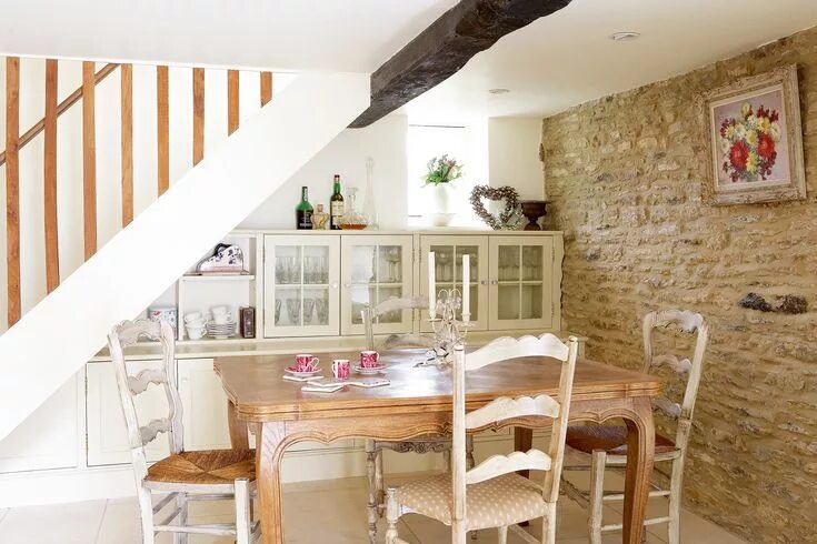 Кухня с лестницей интерьер Real Homes: Renovating a Cotswold cottage on a budget Cottage dining rooms, Cott