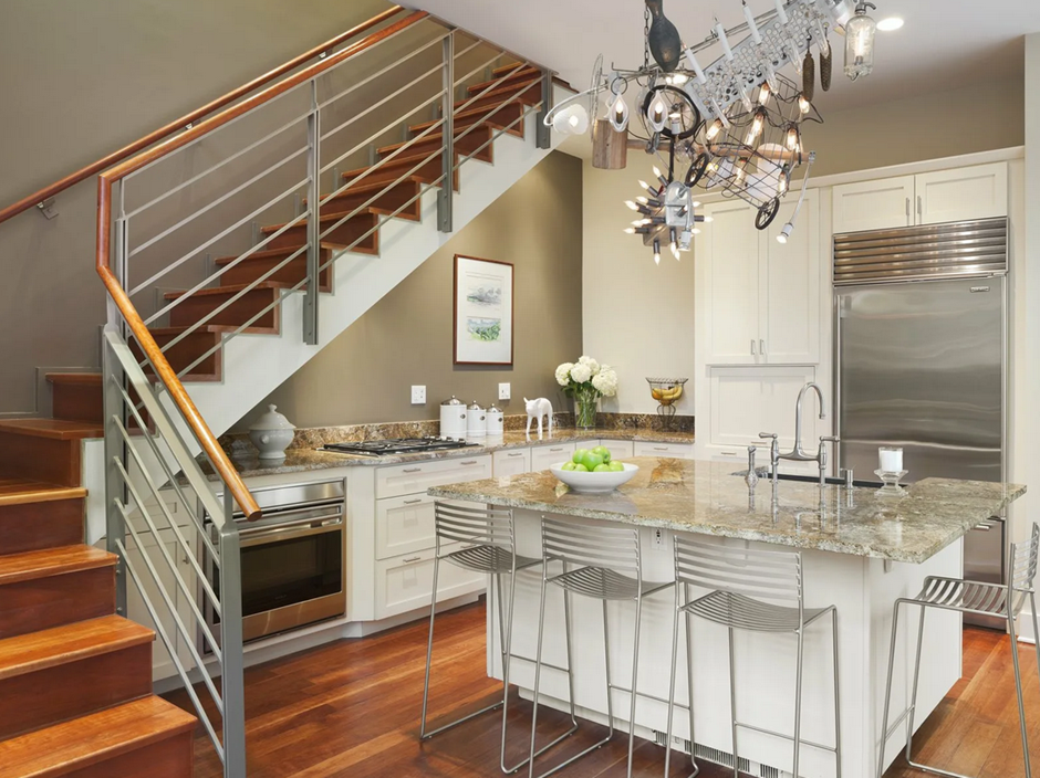 Кухня с лестницей интерьер Место под лестницей: как не потерять полезную площадь Блог Ангстрем