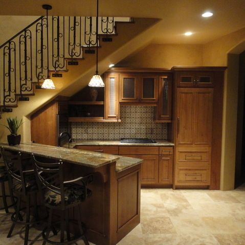 Кухня с лестницей интерьер Wetbar Under The Stairs - Photos & Ideas Kitchen under stairs, Basement bar desi