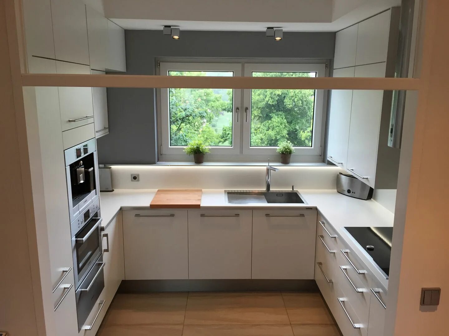 Кухня с маленьким окном фото П образная кухня с окном фото - DelaDom.ru