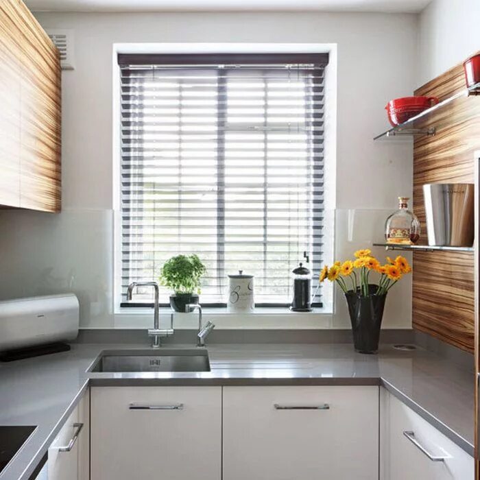 Кухня с маленьким окном фото П-образная планировка. Kitchen design small, Kitchen remodel cost, Kitchen remod