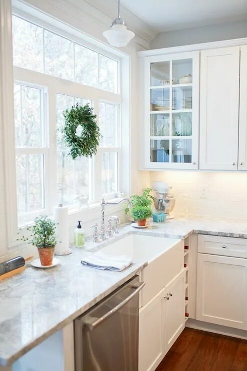 Кухня с маленьким окном фото Britt Lakin Photography Kitchen remodel countertops, Replacing kitchen counterto