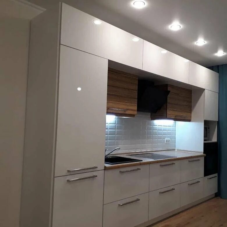 Кухня с маленькими верхними шкафами фото Кухня до потолка - купить в Челябинске, цена 90 000 руб., дата размещения: 16.08