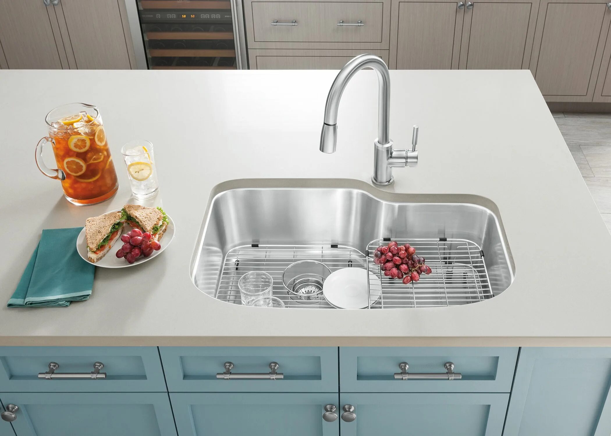 Кухня с маленькой мойкой фото 9 полезных аксессуаров для кухонной мойки - Полезные советы Раковина, Кухня, Пол