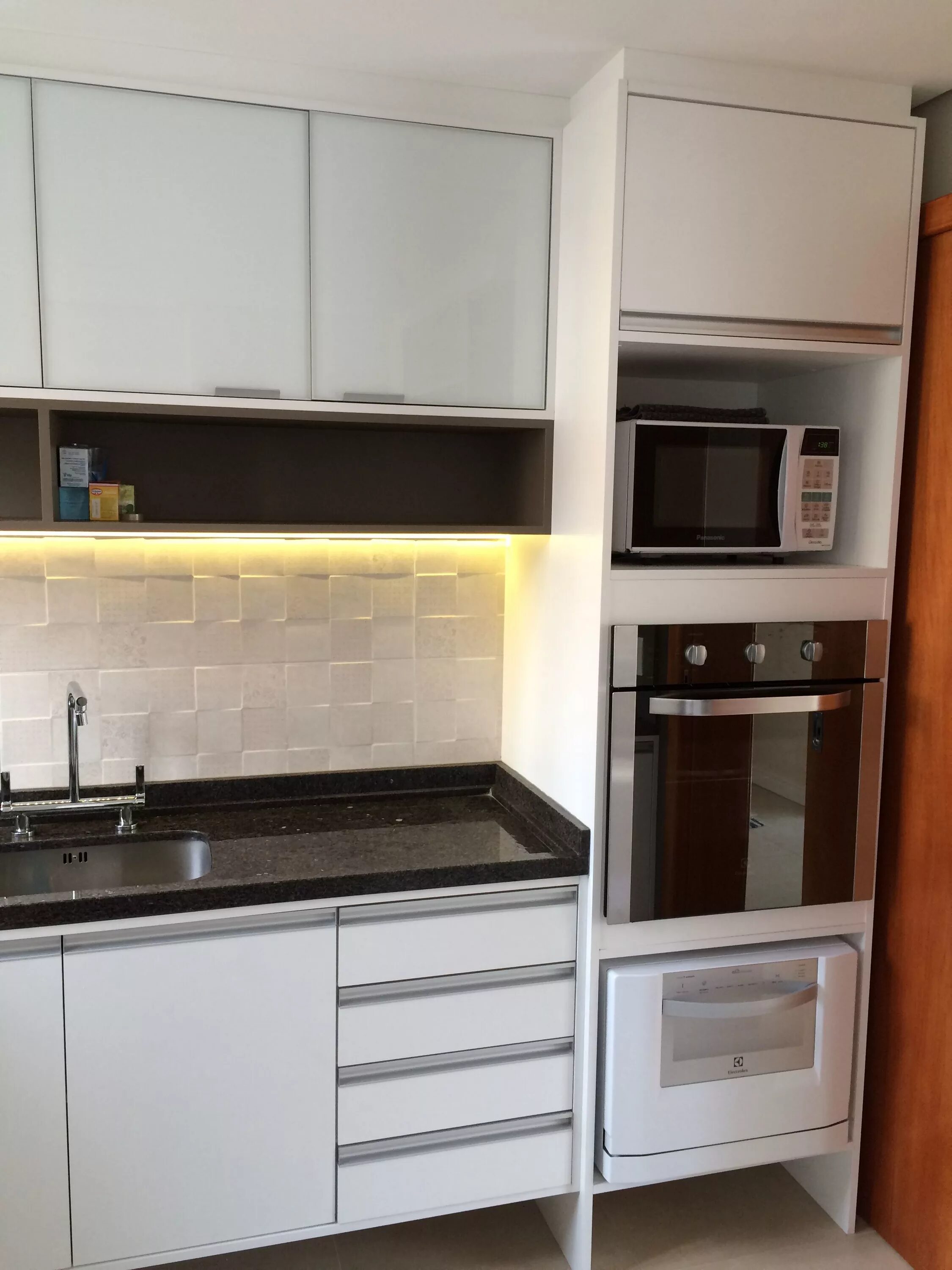 Кухня с микроволновкой в верхнем шкафу фото Armário em BP Branco e Canela da Arauco e tampo em granito Café Imperial = ver l