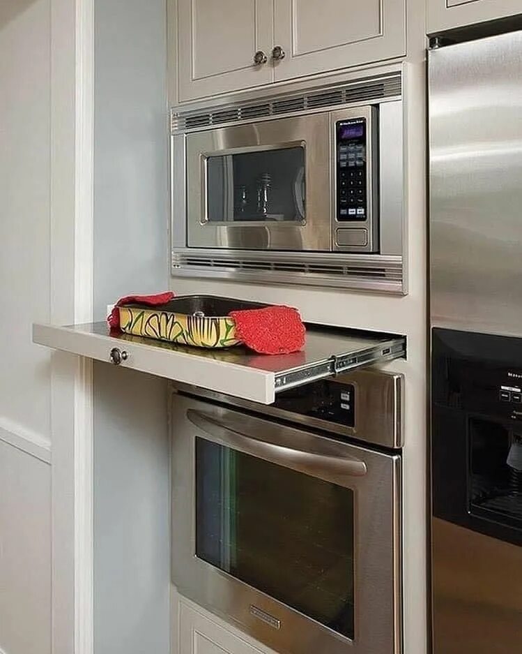 Кухня с микроволновкой в верхнем шкафу фото Hot dish rack Kitchen remodel, Kitchen cabinet design, Built in ovens