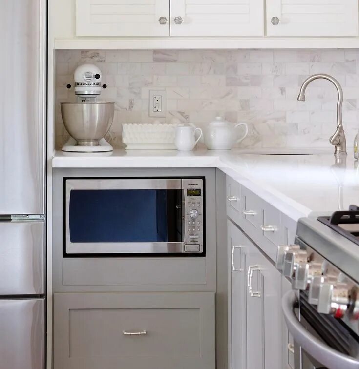 Кухня с микроволновкой в верхнем шкафу фото A Recipe for Results Kitchen remodel layout, Condo kitchen, Kitchen dinning room