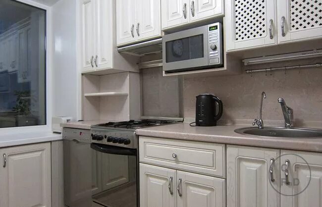 Кухня с микроволновкой в верхнем шкафу фото Серая угловая кухня 11 кв м в скандинавском стиле с пеналом, посудомойкой и стир