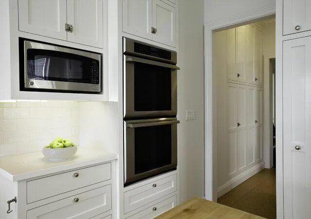 Кухня с микроволновкой в верхнем шкафу фото built in oven and microwave cabinet White kitchen with built-in cabinetry for mi