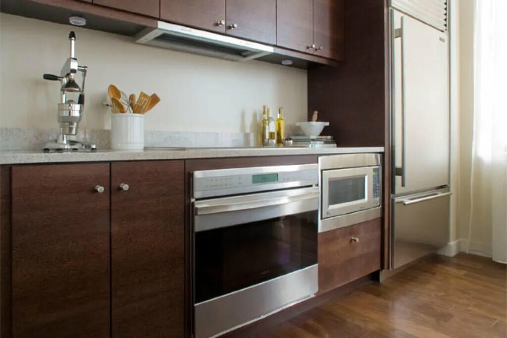 Кухня с микроволновкой в верхнем шкафу фото Анонимно. Девочки подскажите пожалуйста, можно ли ставить микроволновку, возле д