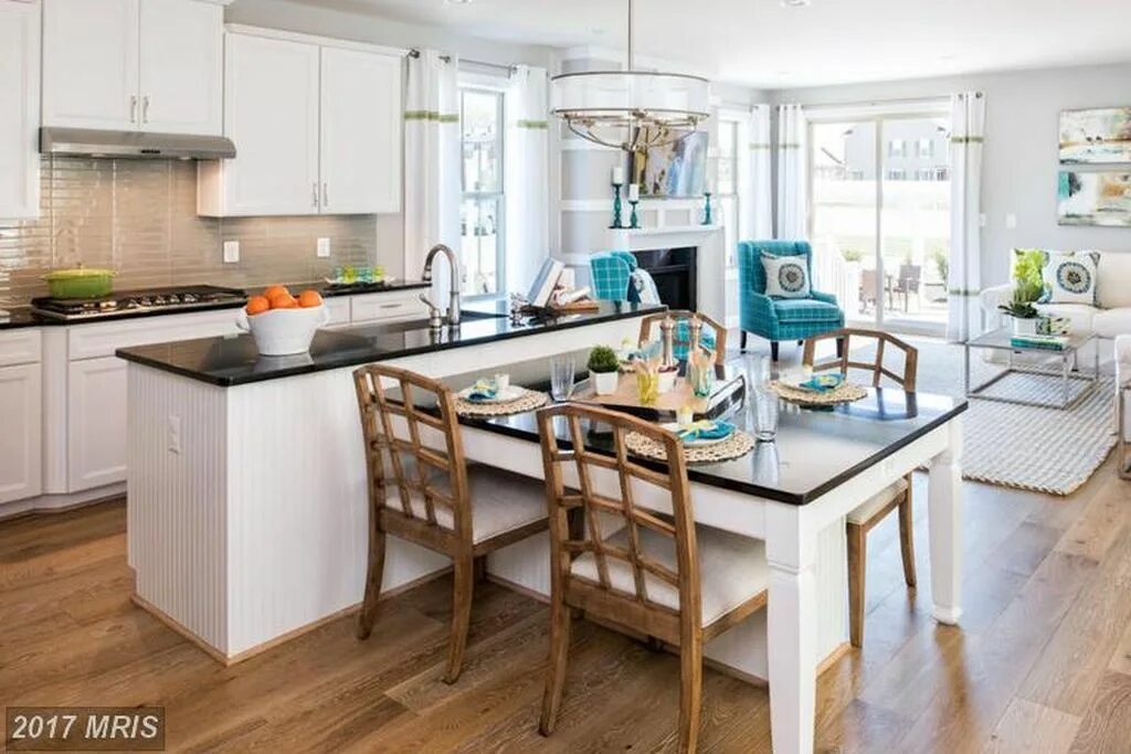 Кухня с обеденным столом планировка This is interesting use of space, having a small informal dining table built int