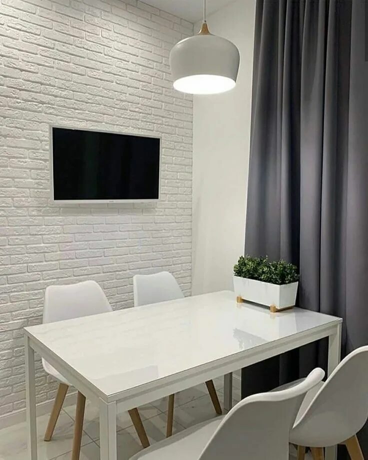 Кухня с обоями под кирпич дизайн фото Белый ⬜ цвет в интерьере кухни. Матовый гипсовый камень, напольная плитка под мр