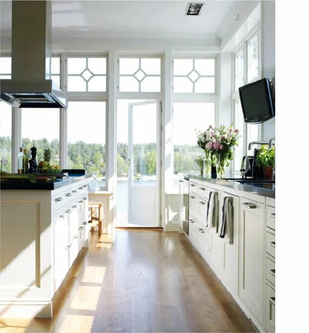 Кухня с окнами в пол фото Design inspo: white - Plunk