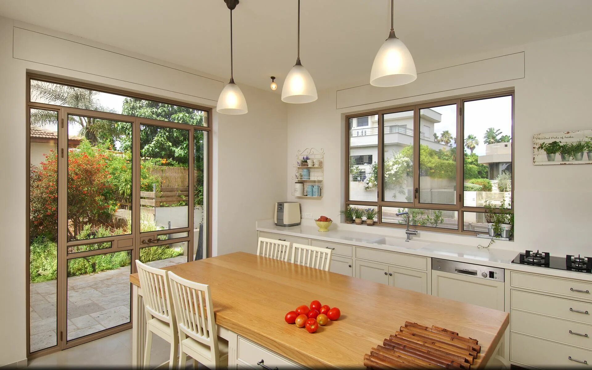 Кухня с окнами в пол фото קליל חלונות מעוצבים חלונות דלתות תריסים קירות מסך אלומיניום קליל Kitchen inspira