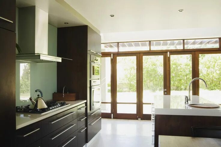 Кухня с окнами в пол фото Mooie strakke keuken met prettige lichtinval Keuken, Keukens