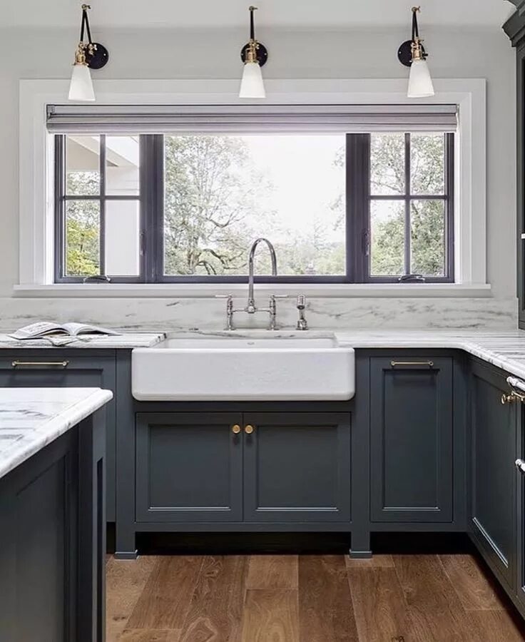 Кухня с окном дизайн фото Pin by Natalia Chernyatevich on Кухня Engineered wood floors kitchen, Wood floor