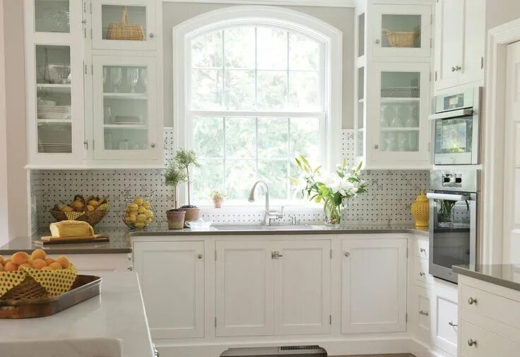 Кухня с окном дизайн фото Kitchens by Eileen - Kitchen Ideas & Bathroom Design in Lancaster PA Traditional