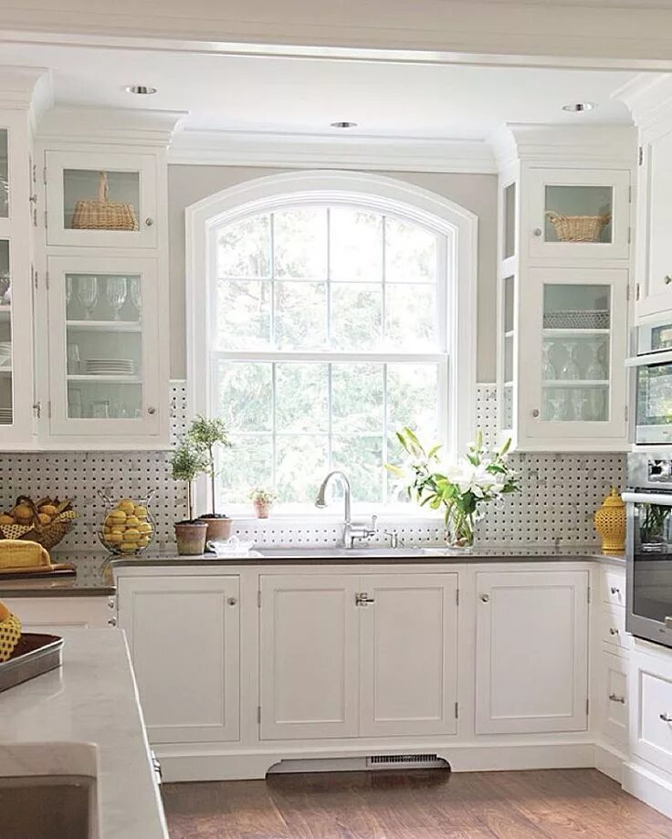 Кухня с окном в рабочей зоне фото Interior Design on Instagram: "Beautiful way of incorporating yellow into a clas