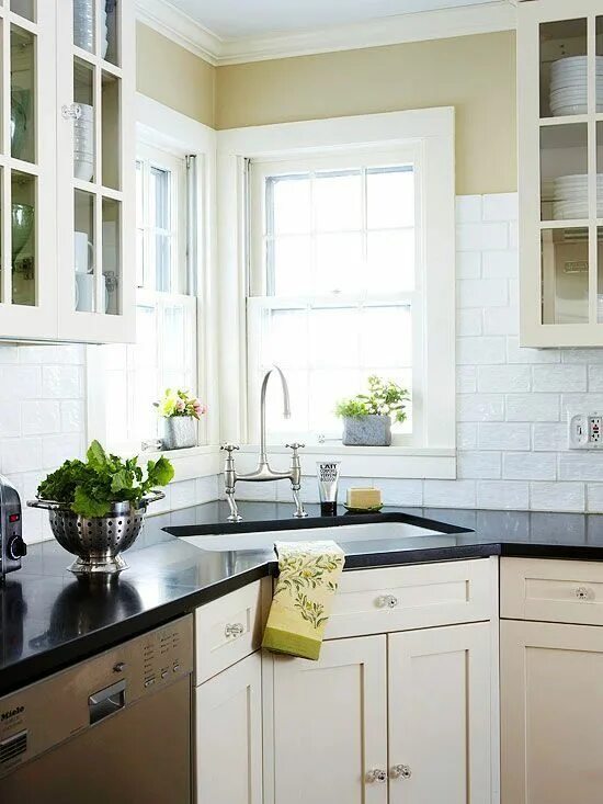 Кухня с окном в углу дизайн фото Похожее изображение Kitchen sink design, Replacing kitchen countertops, Contempo