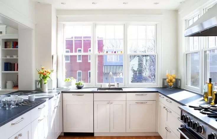 Кухня с окном в углу дизайн фото Pin on для кухни Kitchen design small, Modern kitchen backsplash, Kitchen furnis