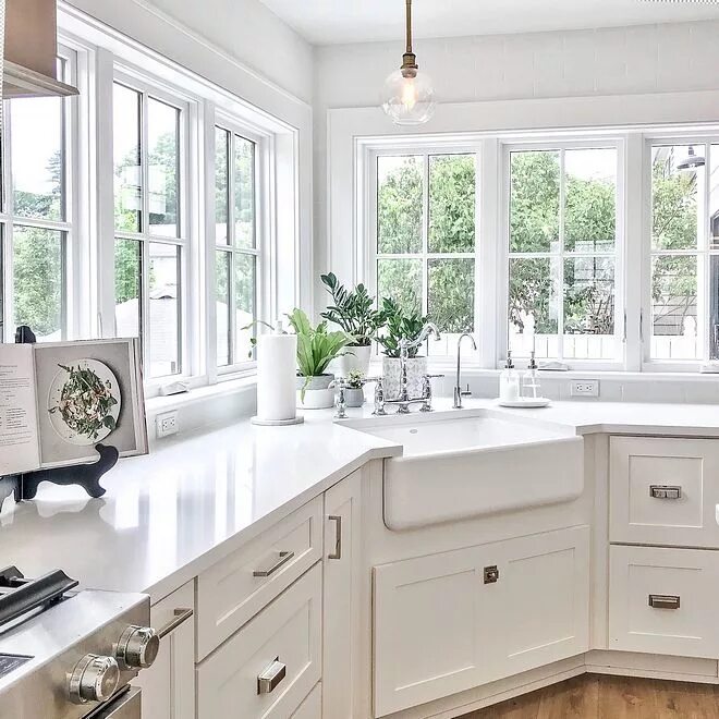 Кухня с окном в углу дизайн фото Beautiful Homes of Instagram: Connecticut Beach House in 2023 Kitchen window des