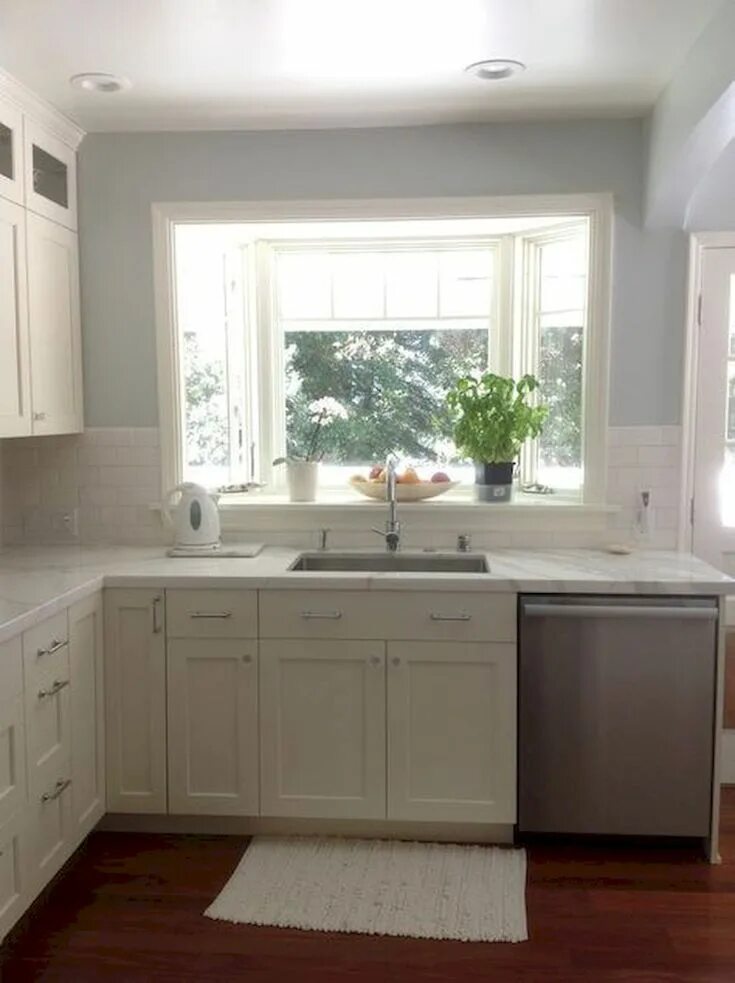 Кухня с окном в углу дизайн фото Choose best Color for small kitchen remodel Home to Z White kitchen remodeling, 