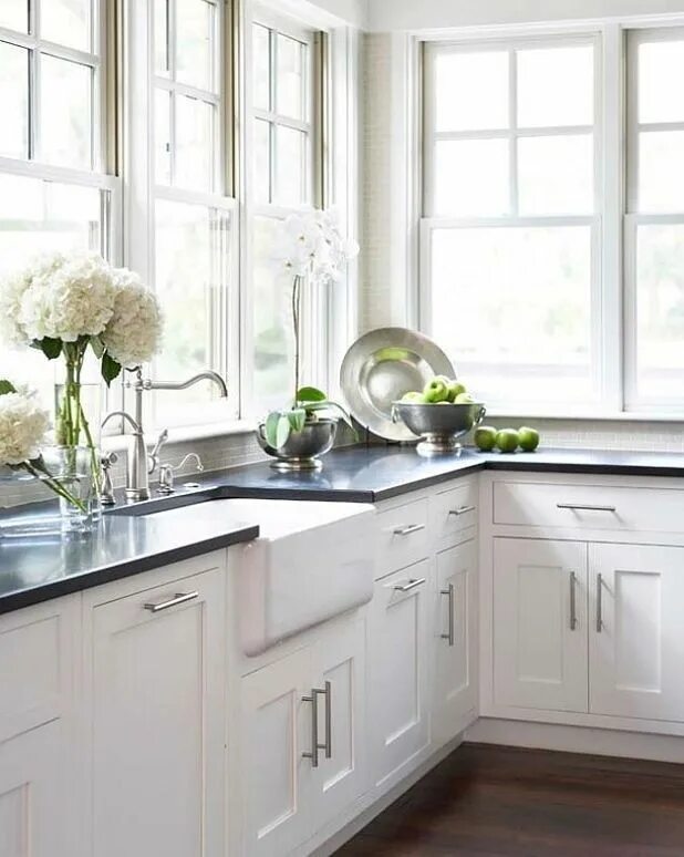 Кухня с окном в углу дизайн фото Pin by Shalini Thakkalaplli on For the Home White farmhouse sink, No upper cabin