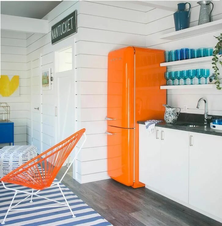 Кухня с оранжевым холодильником дизайн фото Well decorate orange and blue sunroom is fitted with an orange Smeg refrigerator