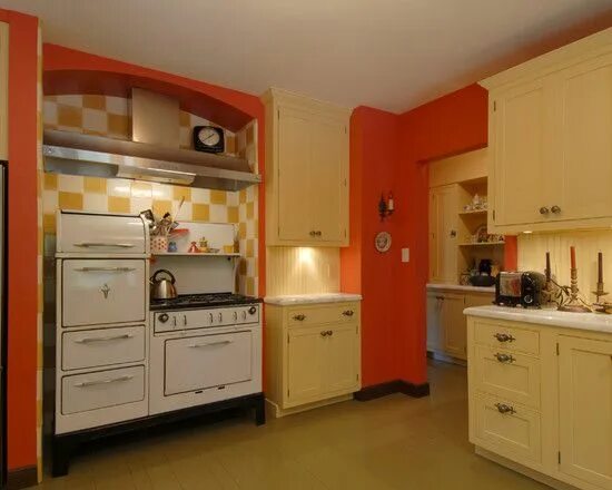 Кухня с оранжевым холодильником дизайн фото Antique Stove Design Farmhouse traditional kitchen, Kitchen remodel inspiration,