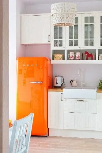 Кухня с оранжевым холодильником дизайн фото Orange retro fridge providing splash of colour in white, country-house kitchen C