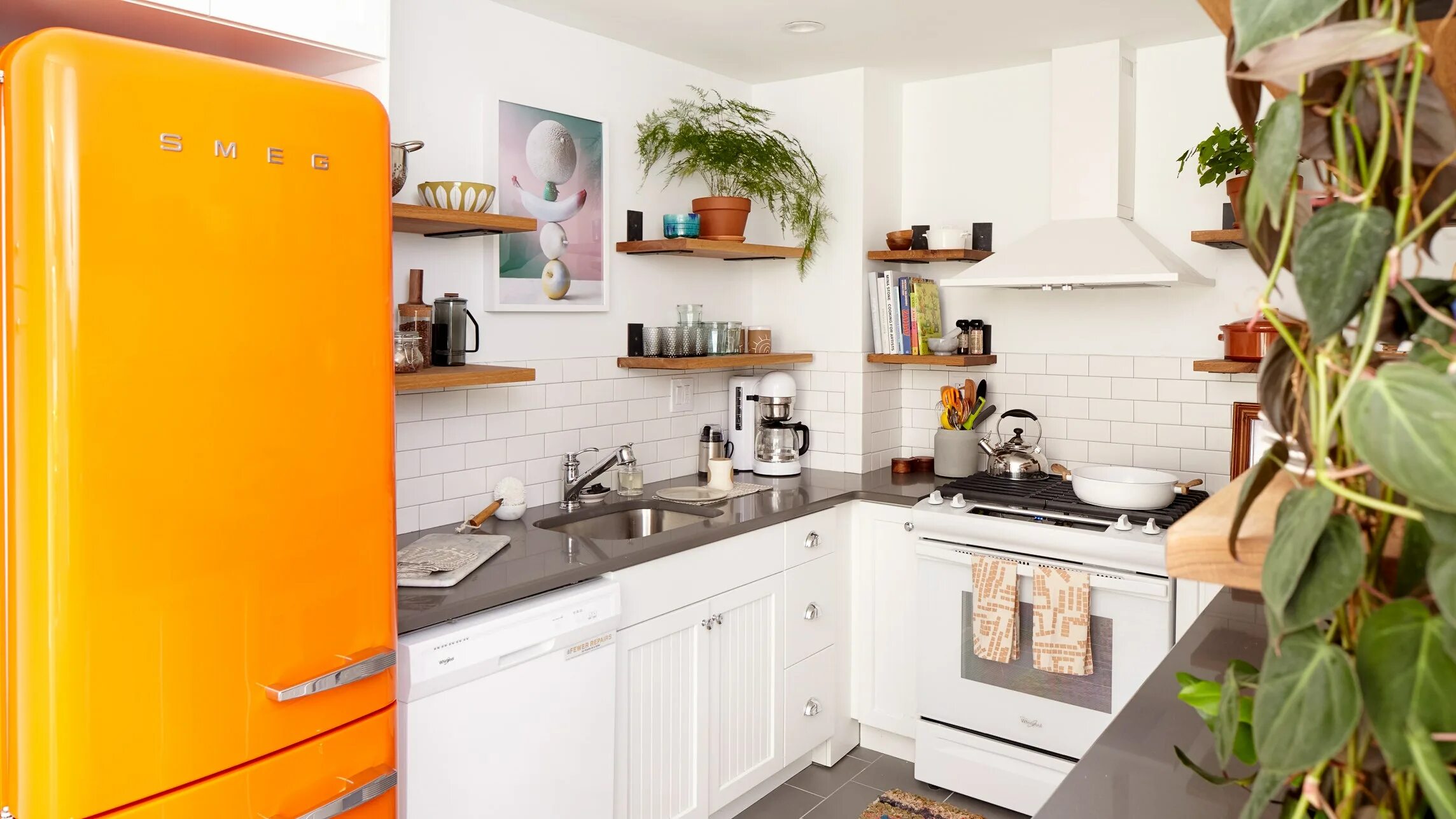 Кухня с оранжевым холодильником дизайн фото Hotel Suites at The Touraine - Hotel Review Condé Nast Traveler