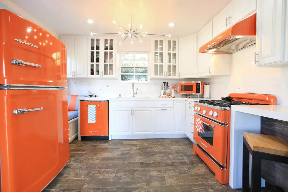 Кухня с оранжевым холодильником дизайн фото Orange Retro Kitchen Appliances with Modern Touch - Неоклассика - Кухня - Лос-Ан