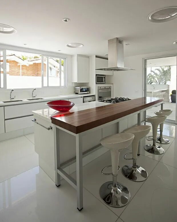 Кухня с островом барной стойкой фото Casa de praia integra a família e o mar Casa de praia, Interiores, Cozinhas