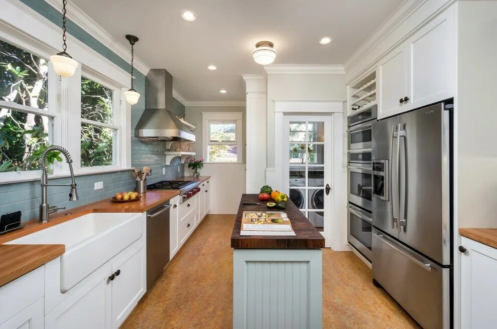 Кухня с параллельной планировкой маленькая Portland Craftsman Kitchen - Классический - Кухня - Портленд - от эксперта HOLAH