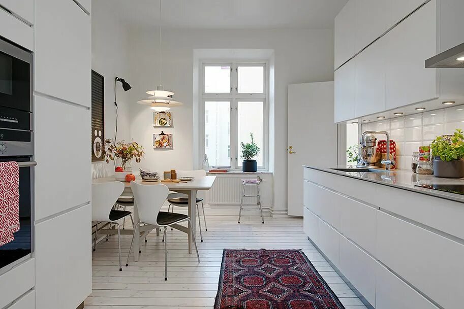 Кухня с параллельной планировкой маленькая Alvhem Mäkleri och Interiör Kitchen interior, White modern kitchen, Kitchen desi