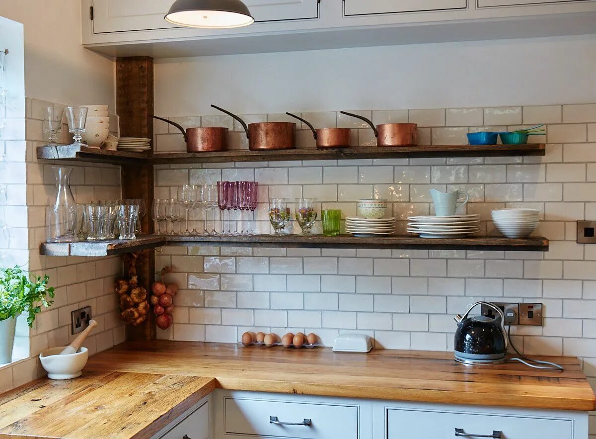 Кухня с полками вместо навесных шкафов фото Add copper accessories and pans to your kitchen to create an on-trend look - bes